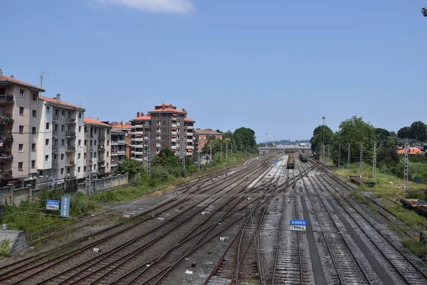 Bir Kasabada Tren Rayları — Stok fotoğraf