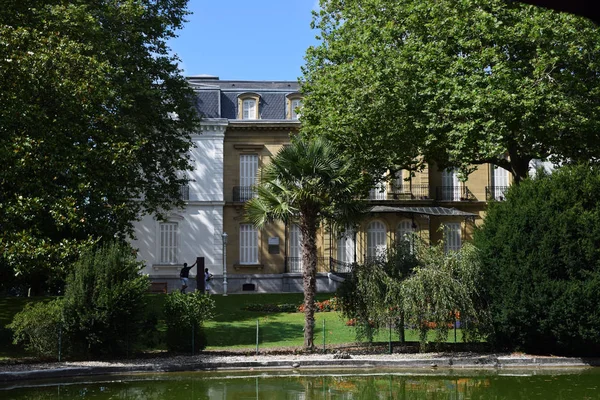 Palácio Frente Para Longo Jardins — Fotografia de Stock