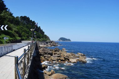 Dağlar ve yeşil çayırlar ile yaz aylarında deniz kıyısı.