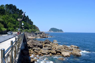 Dağlar ve yeşil çayırlar ile yaz aylarında deniz kıyısı.