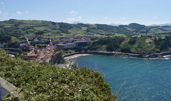 Costa Marítima Verano Con Montañas Prados Verdes —  Fotos de Stock