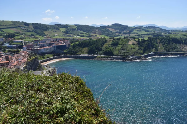 Costa Marítima Verão Com Montanhas Prados Verdes — Fotografia de Stock