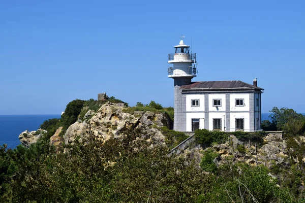 Faro Blanco Gris Cima Una Montaña Junto Mar —  Fotos de Stock