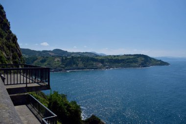 Dağlar ve yeşil çayırlar ile yaz aylarında deniz kıyısı.