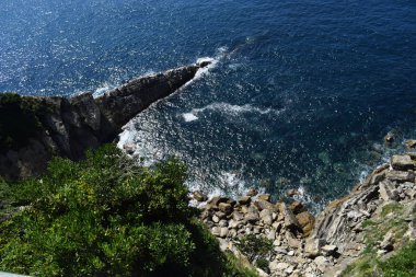 Dağlar ve yeşil çayırlar ile yaz aylarında deniz kıyısı.
