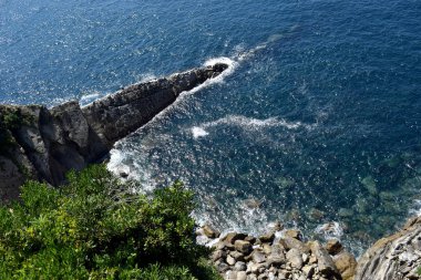 Dağlar ve yeşil çayırlar ile yaz aylarında deniz kıyısı.