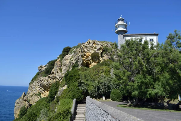 Faro Blanco Gris Cima Una Montaña Junto Mar —  Fotos de Stock