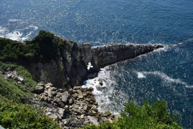 Dağlar ve yeşil çayırlar ile yaz aylarında deniz kıyısı.