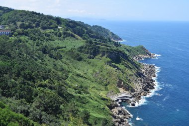 Dağlar ve yeşil çayırlar ile yaz aylarında deniz kıyısı.