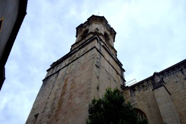 Hondarribia kilisesinin çan kulesi, İspanya.