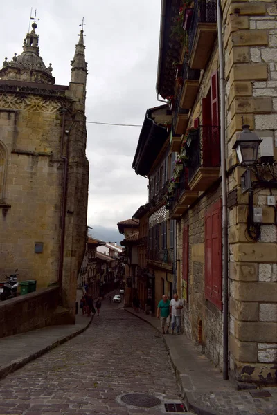 ホンダリピア スペインの曇りの日の通りや家 — ストック写真