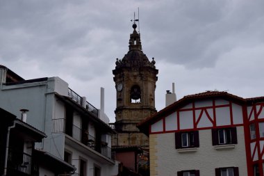 Hondarribia bulutlu bir günde Sokaklar ve evler, İspanya.