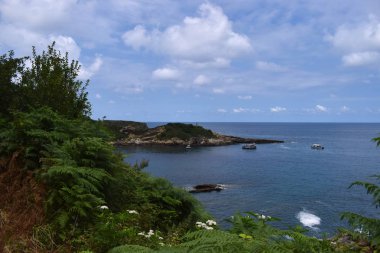 Dağlar ve yeşil çayırlar ile yaz aylarında deniz kıyısı.