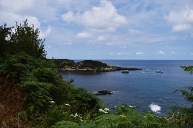 Dağlar ve yeşil çayırlar ile yaz aylarında deniz kıyısı.