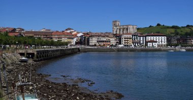 Ria Zumaia Bask kasabası geçer, İspanya.
