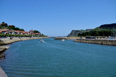 Ria Zumaia Bask kasabası geçer, İspanya.
