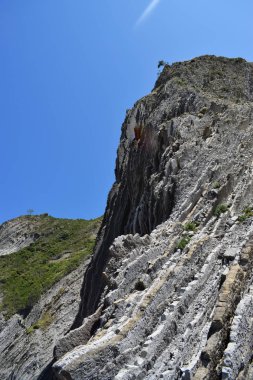 Kayalıklar ve sarp kaya dağları.