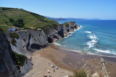Yaz aylarında deniz kenarında ki dağ ve kayalıkların manzarası.