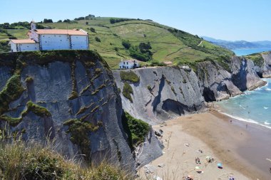 Zumaia, İspanya'daki bazı kayalıklardan bir Hermitage görünümü.