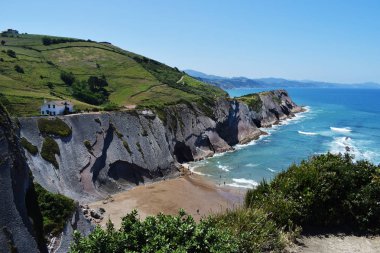 Yaz aylarında deniz kenarında ki dağ ve kayalıkların manzarası.
