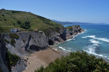 Yaz aylarında deniz kenarında ki dağ ve kayalıkların manzarası.