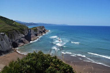 Yaz aylarında deniz kenarında ki dağ ve kayalıkların manzarası.