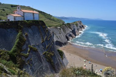 Zumaia, İspanya'daki bazı kayalıklardan bir Hermitage görünümü.