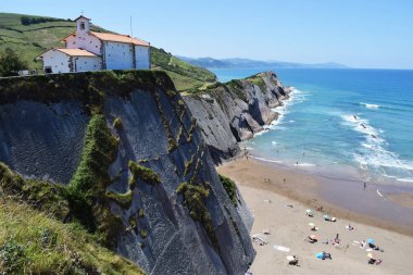 Zumaia, İspanya'daki bazı kayalıklardan bir Hermitage görünümü.