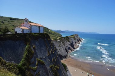 Zumaia, İspanya'daki bazı kayalıklardan bir Hermitage görünümü.