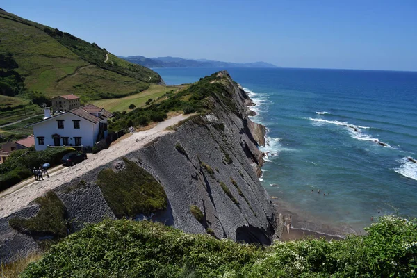 Yaz aylarında deniz kenarında ki dağ ve kayalıkların manzarası.