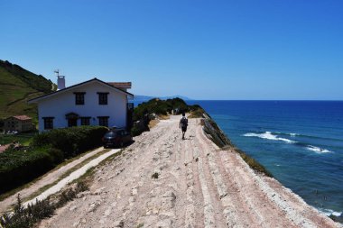 Yaz aylarında deniz kenarında ki dağ ve kayalıkların manzarası.