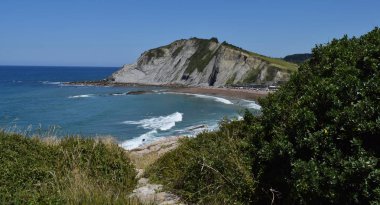 Yaz aylarında deniz kenarında ki dağ ve kayalıkların manzarası.