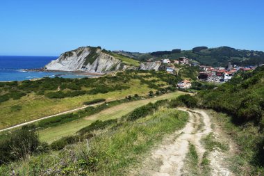 Yaz aylarında deniz kenarında ki dağ ve kayalıkların manzarası.