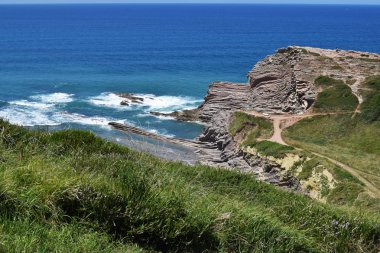 Yaz aylarında deniz kenarında ki dağ ve kayalıkların manzarası.