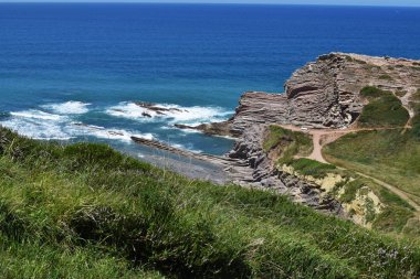 Yaz aylarında deniz kenarında ki dağ ve kayalıkların manzarası.