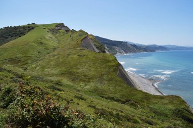 Yaz aylarında deniz kenarında ki dağ ve kayalıkların manzarası.