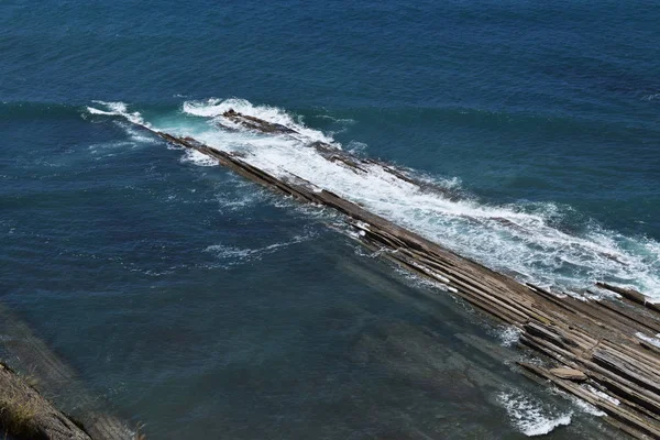 파도가 바다의 바위와 — 스톡 사진