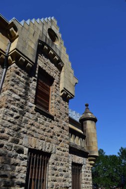 Taş kale saraya dönüştü.