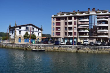Ria Zumaia Bask kasabası geçer, İspanya.