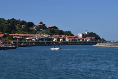 Ria Zumaia Bask kasabası geçer, İspanya.