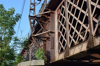 Tren yolunun geçtiği köprünün demir yapısı.