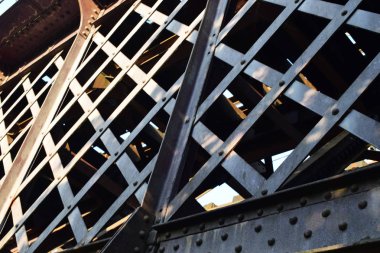 Tren yolunun geçtiği köprünün demir yapısı.