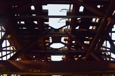 Tren yolunun geçtiği köprünün demir yapısı.