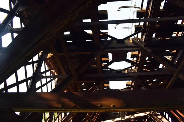 Eisenkonstruktion Einer Brücke Der Ein Eisenbahngleis Vorbeiführt — Stockfoto