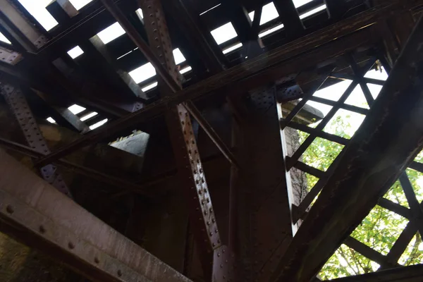 Eisenkonstruktion Einer Brücke Der Ein Eisenbahngleis Vorbeiführt — Stockfoto