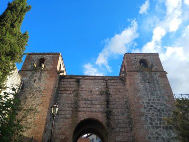 Antik ve ortaçağ duvarının girişi.