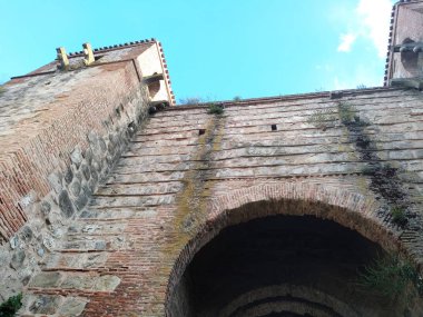 Antik ve ortaçağ duvarının girişi.