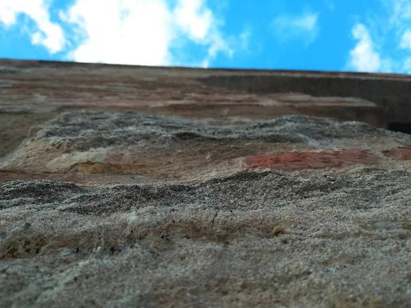 Blick Von Unten Auf Eine Mauer — Stockfoto