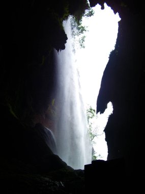 Şelale ve bir dağda saf su akıntıları.