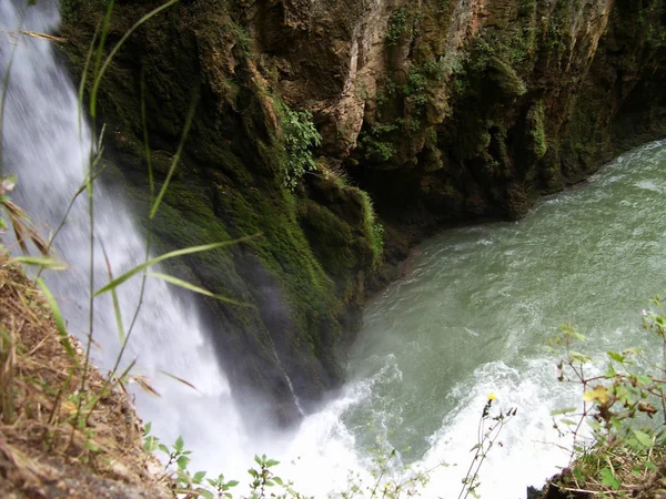 Vízesés Zuhatag Tiszta Víz Egy Hegyi — Stock Fotó